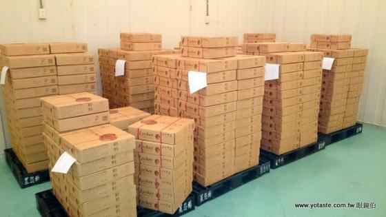 眼鏡伯の玉荷包ライチは、低温冷蔵庫で検疫後、空輸で輸出され、日本へ冷蔵直送されます